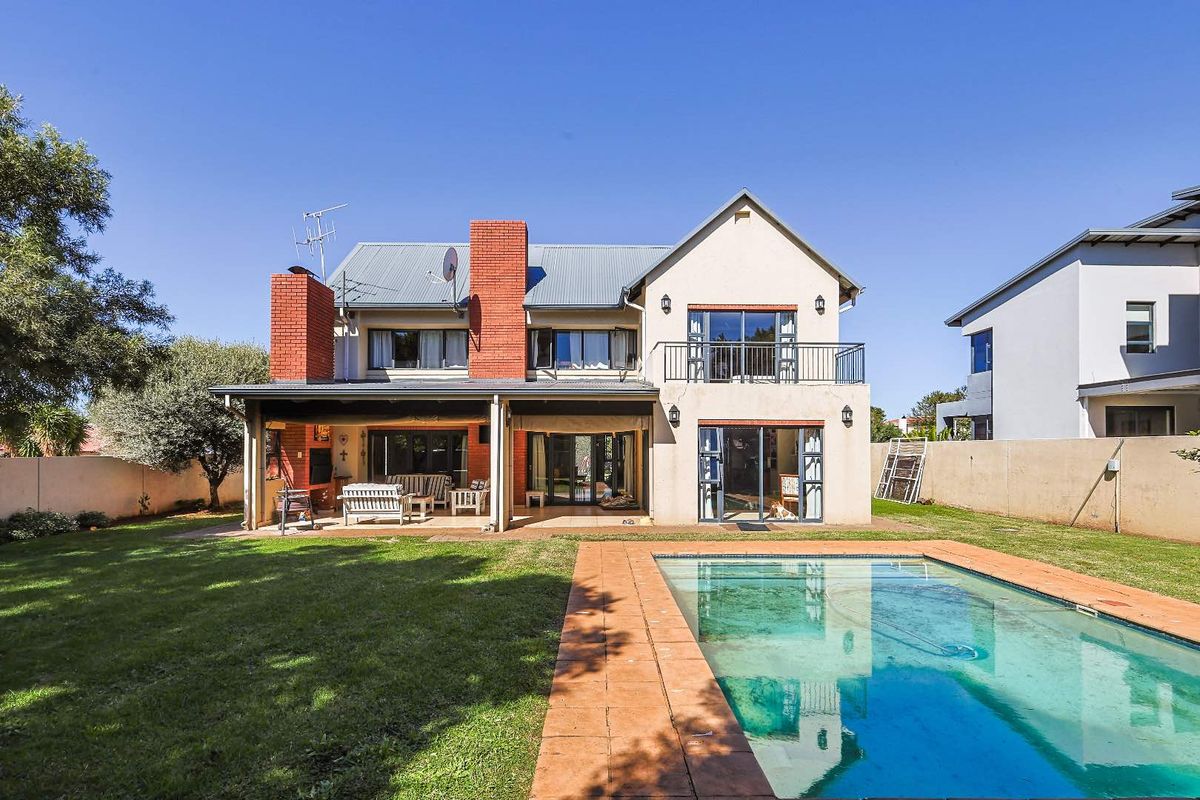Stunning 4-Bed Corner Unit with Private Pool in Silverwood Estate - Photo 5