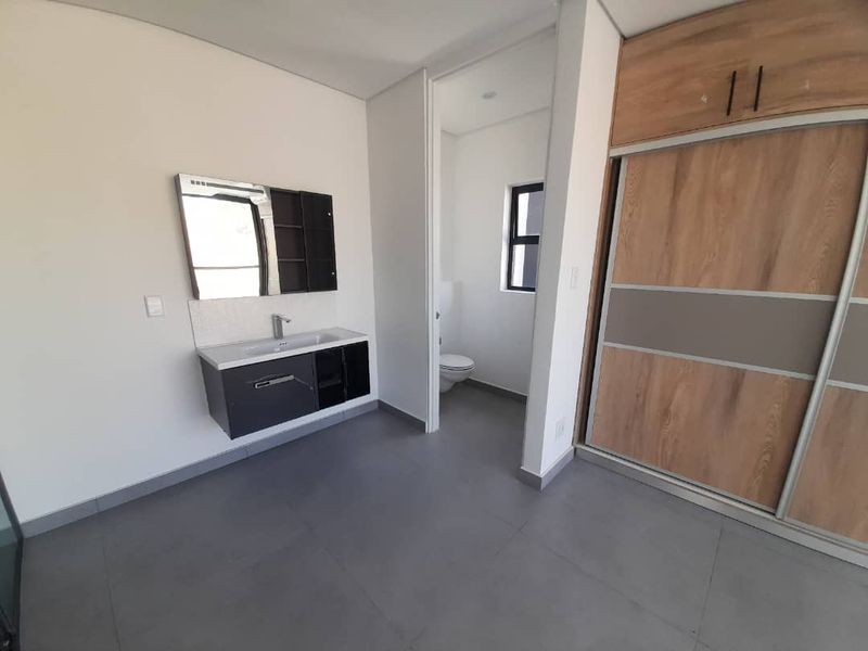 Newly build complex, north facing with only 12 units - Photo 4