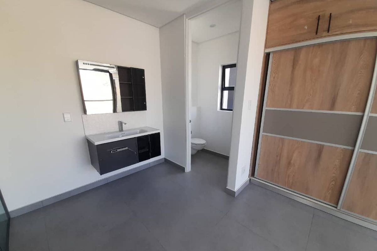 Newly build complex, north facing with only 12 units - Photo 4