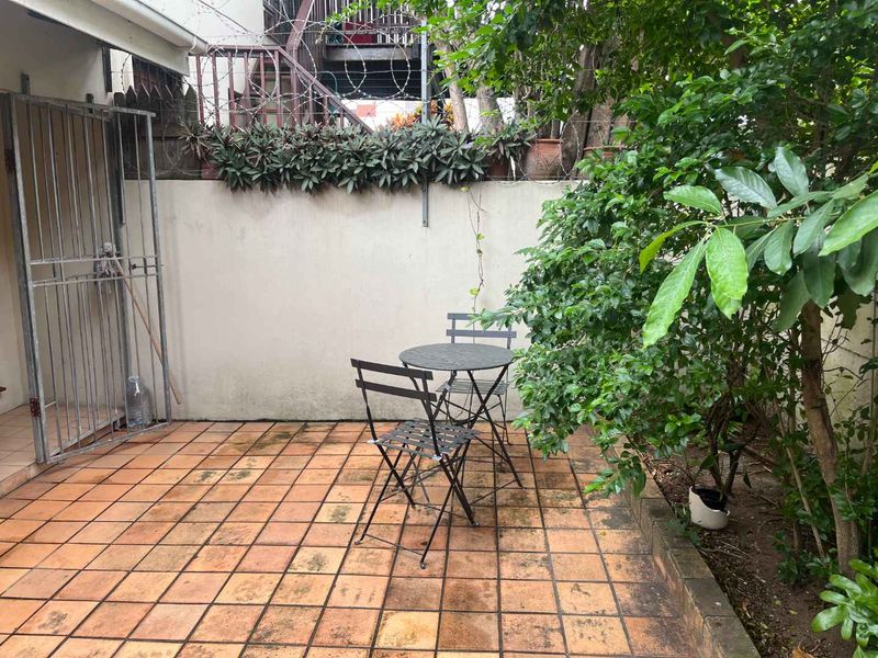 Lovely neat  2 bedroom flat at Glenwood Durban - Photo 2