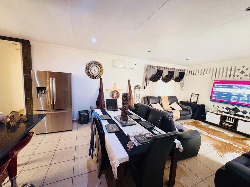 Estate Living Awaits! - Photo 8