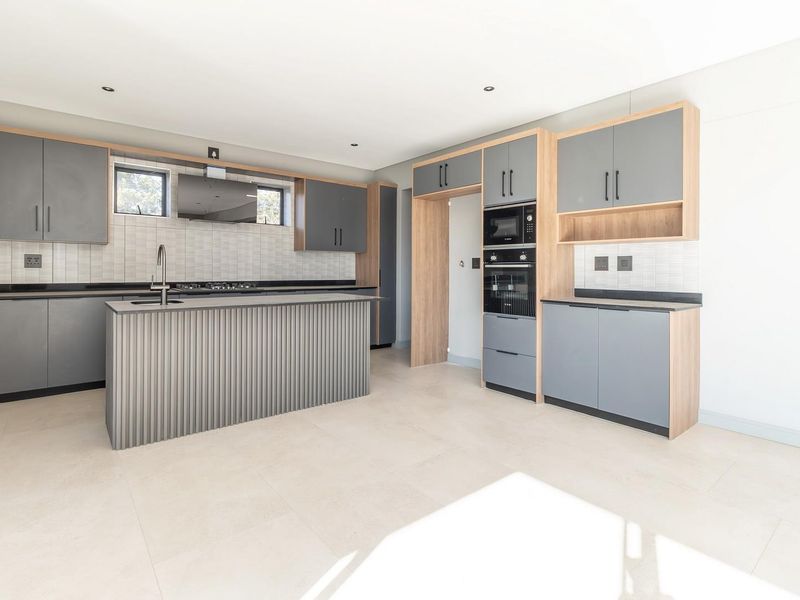 MODERN LUXURY LIVING AT ITS FINEST - Photo 9