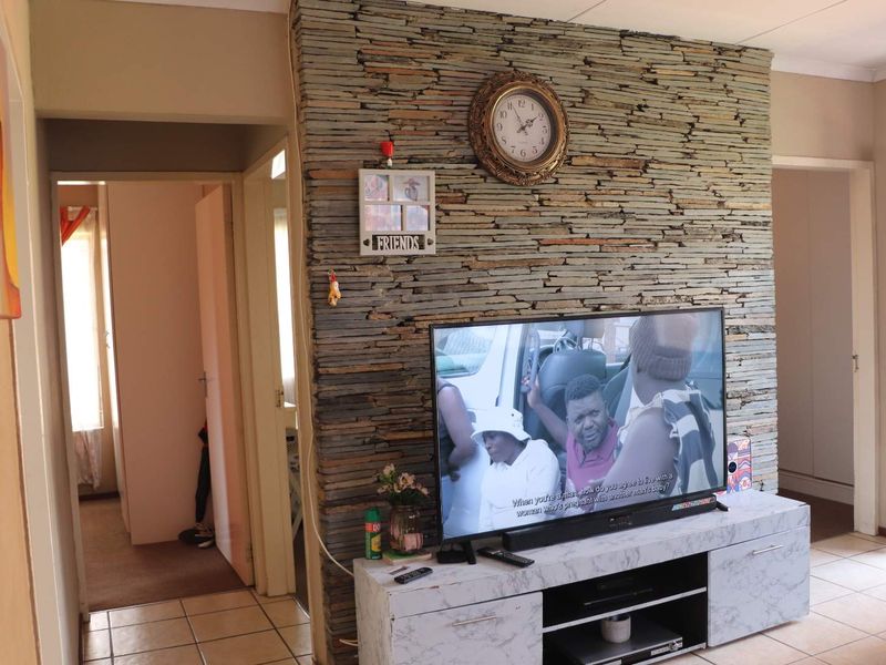 Townhouse for sale in Protea Glen Estates - Photo 5