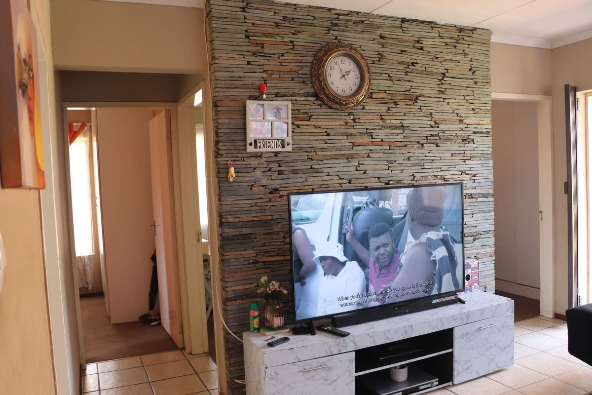 Townhouse for sale in Protea Glen Estates - Photo 5