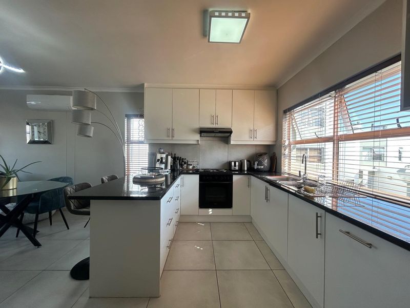 Modern 2-Bedroom Triplex in SOHO, Parklands North - Photo 8