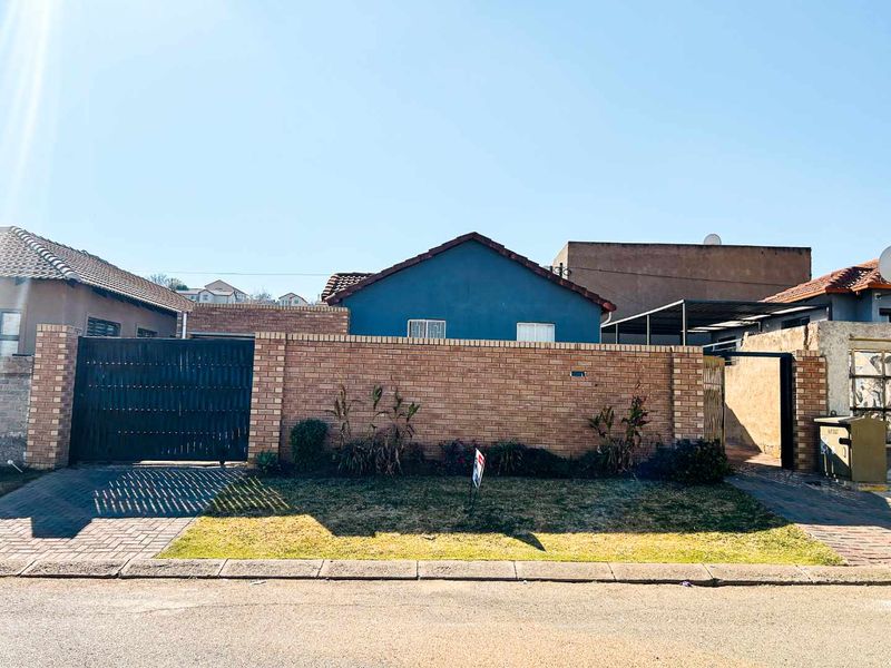 Start Your next Chapter in this Charming Naturena Home! - Photo 3