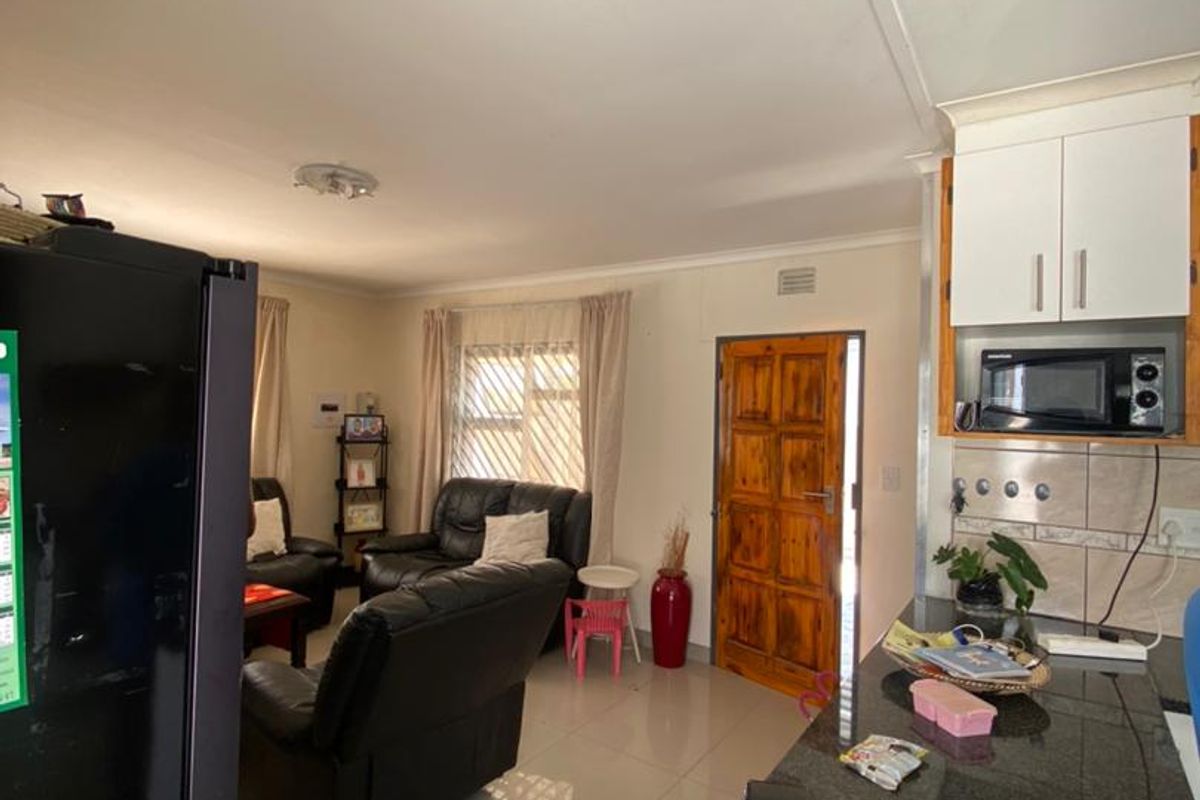 For Sale :🏡 3 Bedroom House in 📍ONDANGWA(Close to the Fire Brigade) - Photo 3