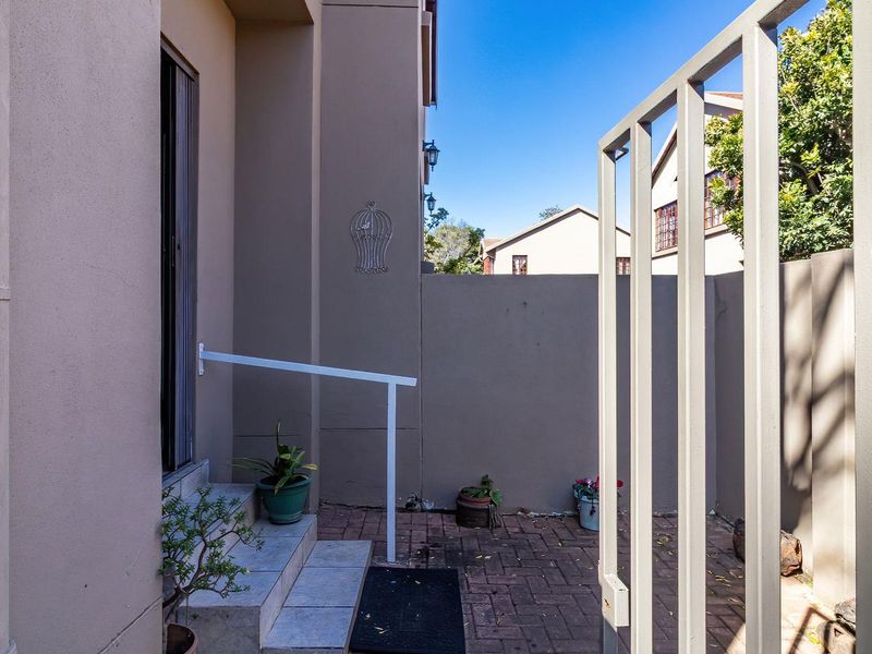 Newly Renovated 3 Bedroom Townhouse with Spacious Living Areas - Photo 2