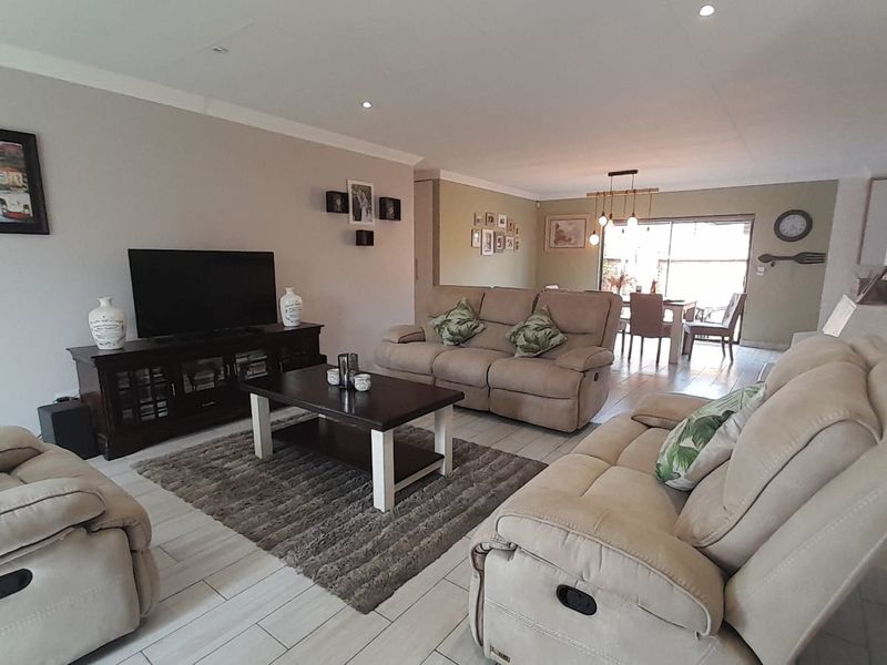 Gorgeous Cluster Home In Pomona - Photo 8