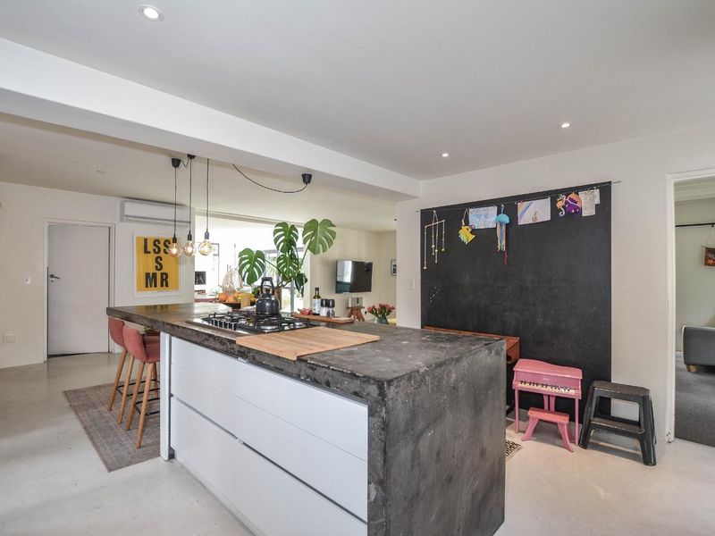 Spacious Beachside Family Retreat – 350m from the Ocean - Photo 4