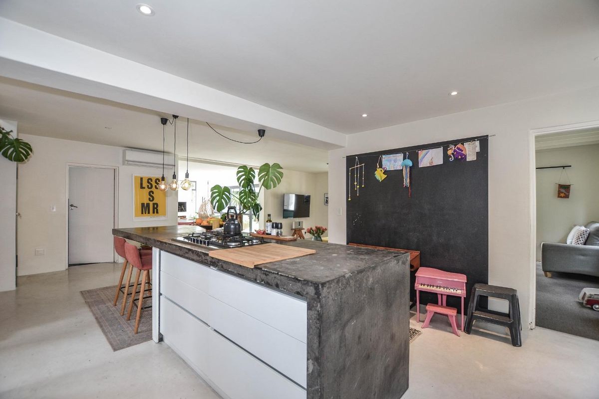 Spacious Beachside Family Retreat – 350m from the Ocean - Photo 4