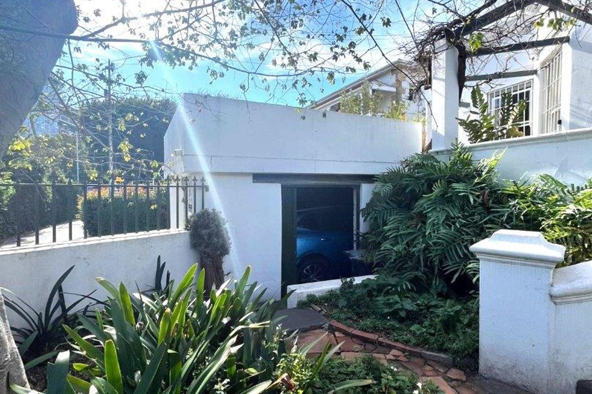 Spacious 2 bedroom home with office space in Rondebosch - Photo 3