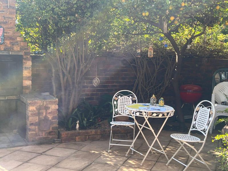 Lock up and go at the next level. Security access complex in the heart of Brackenhurst. - Photo 2