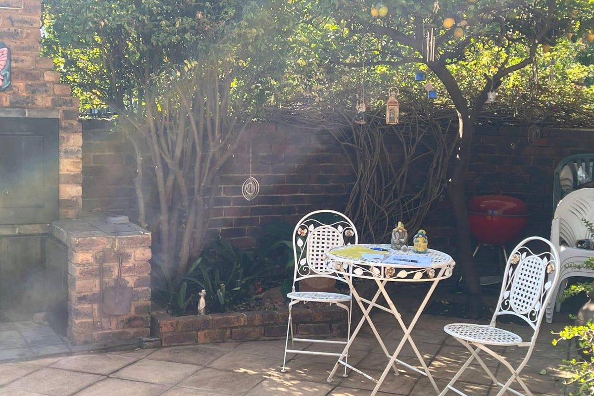 Lock up and go at the next level. Security access complex in the heart of Brackenhurst. - Photo 2