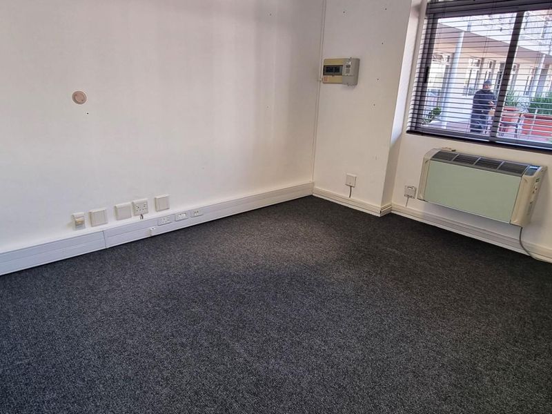 Spacious Ground Floor Office in Westlake - Photo 4