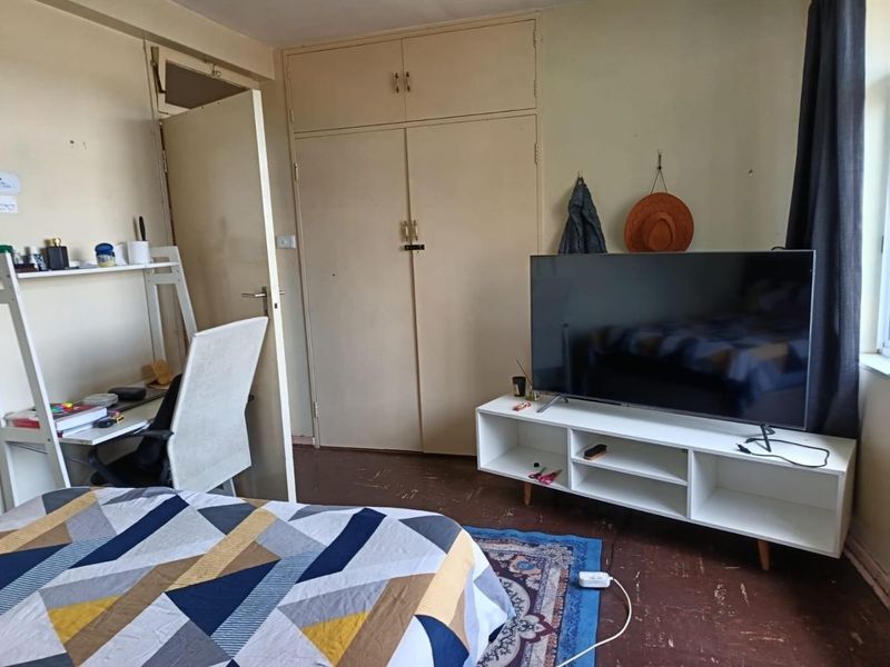 Well maintained secure 2 and half bedroom unit - Photo 8