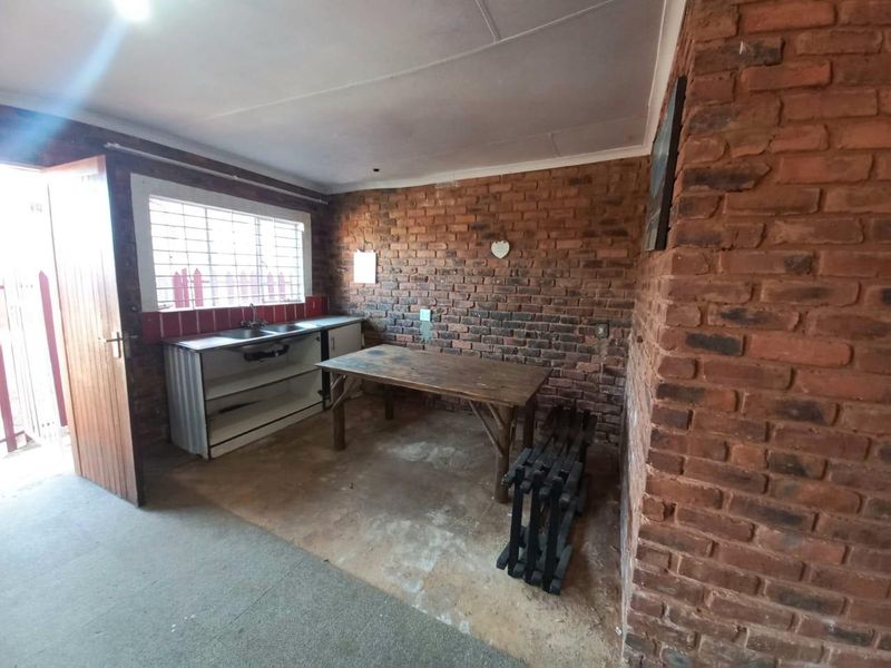 9 Bedroom house in Laudium - Photo 3