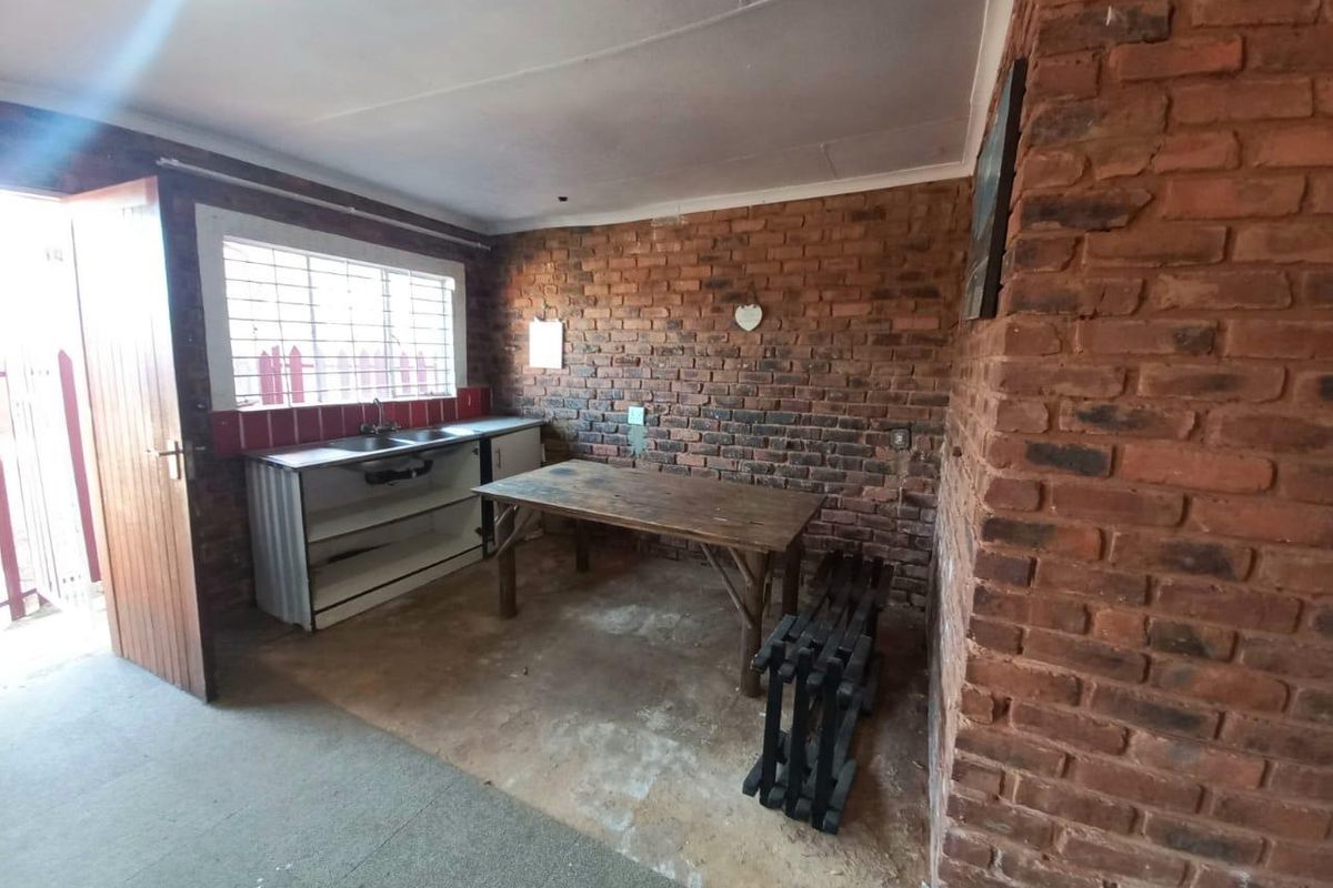 9 Bedroom house in Laudium - Photo 3