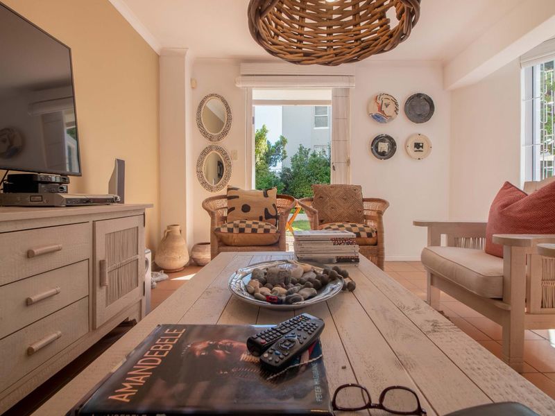 A rare blend of natural light, beauty, convenience and calm - Photo 7