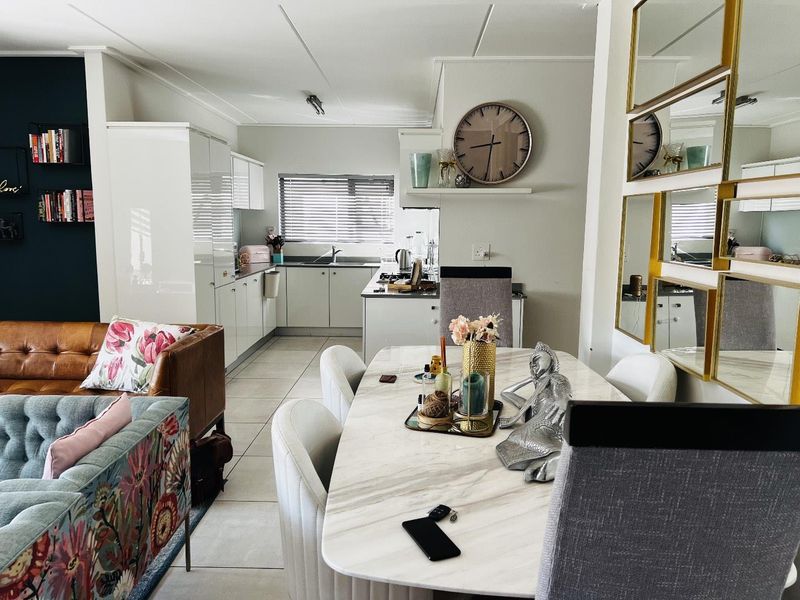 Elegant Fully Furnished 3-Bedroom Garden Unit - Photo 4