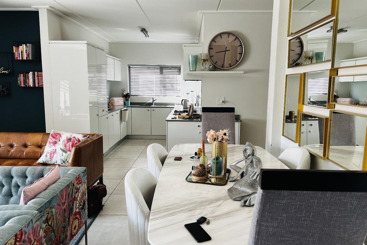 Elegant Fully Furnished 3-Bedroom Garden Unit - Photo 4