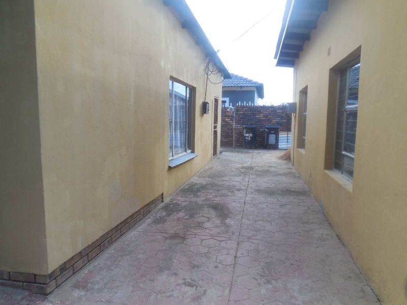 Newly Renovated Three Bedroom Home with Modern Open Plan Living - Photo 3