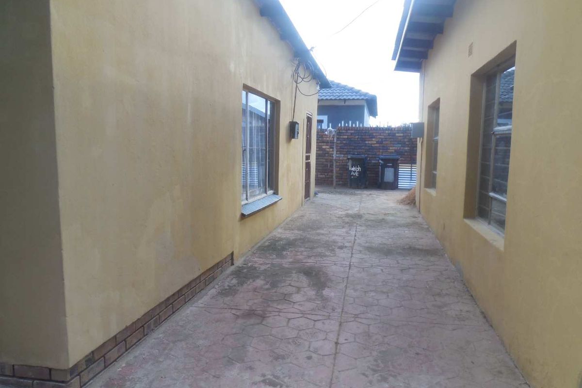 Newly Renovated Three Bedroom Home with Modern Open Plan Living - Photo 3