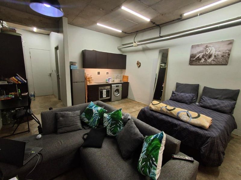 Large Bachelor Apartment FOR SALE in Maboneng - Photo 3