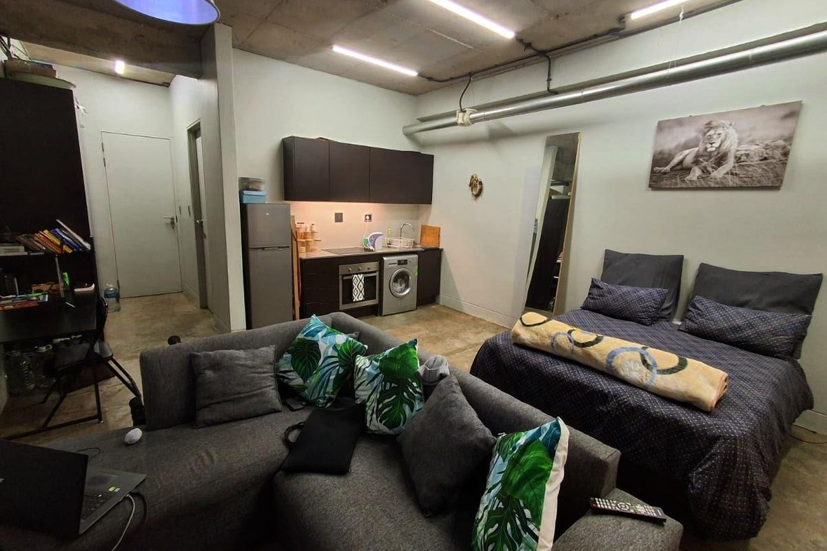 Large Bachelor Apartment FOR SALE in Maboneng - Photo 3