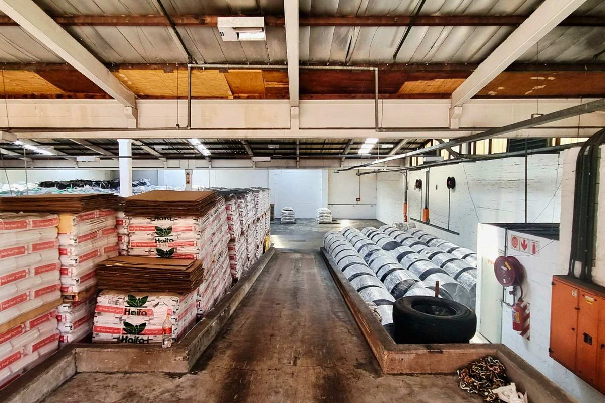 Warehouse to Let | New Germany | 1,639 m2 | Dock & Leveller - Photo 2