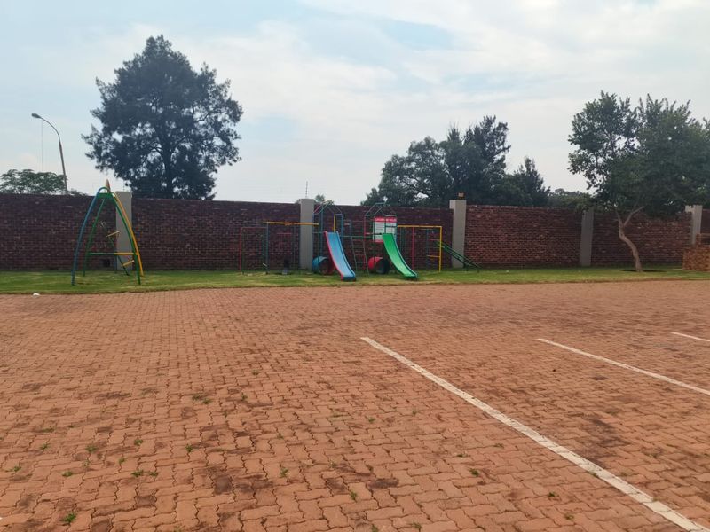 2 bedroom unit, 2 nd floor + security guard - Photo 10