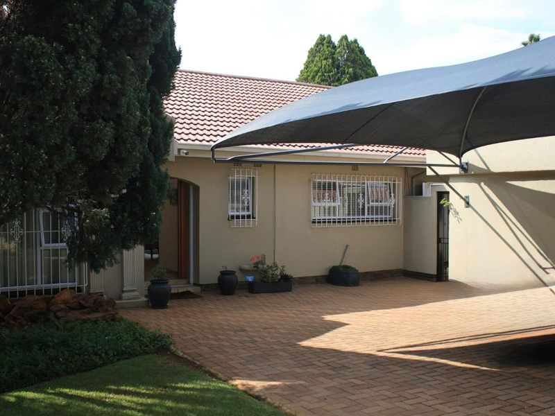 Modern Elegance Meets Timeless Luxury – Stunning 4-Bedroom Home with Pool, Cottage & Study for Sale in Bedfordview - Photo 2