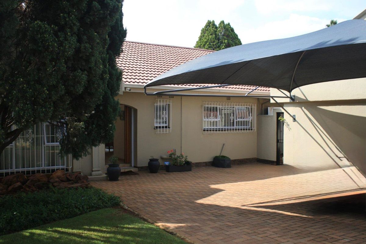 Modern Elegance Meets Timeless Luxury – Stunning 4-Bedroom Home with Pool, Cottage & Study for Sale in Bedfordview - Photo 2