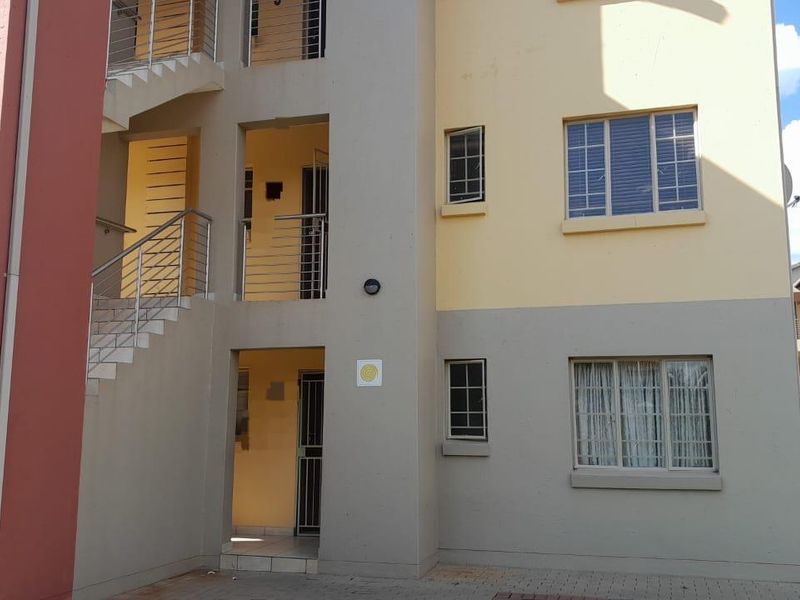 Stunning 2 bedroom unit in secure complex - Photo 8