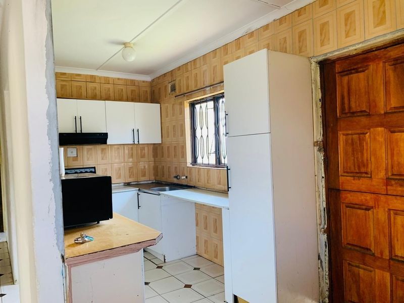 Spacious Five-Bedroom Haven Awaiting Your Touch in Umlazi - Photo 4