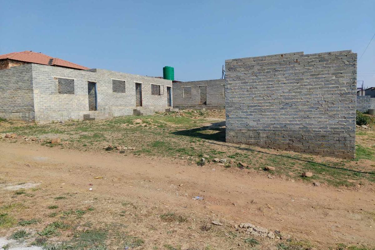 AN INVESTMENT PROPERTY FOR SALE IN BOTLENG EXT 5 - Photo 2