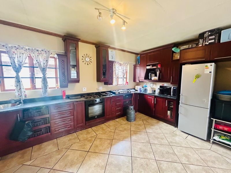 4 Bedroom House with 2 separate flats for sale - Photo 8