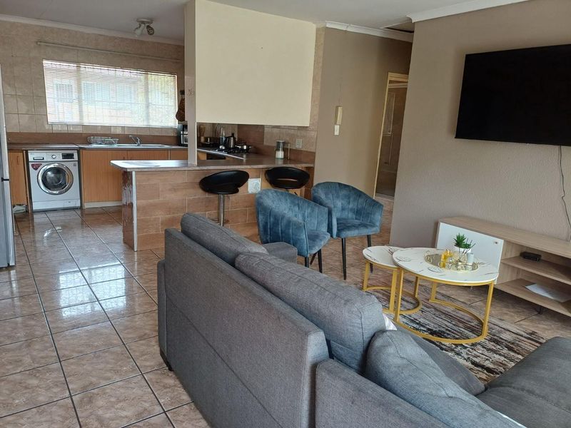 Neat And Spacious Simplex Townhouse in a Pet Friendly Complex - Photo 4