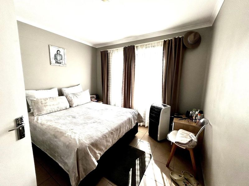 2 Bedroom Apartment For Sale in Pionierspark - Photo 6