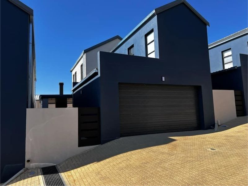 3 Bedroom Townhouse FOR SALE in Kleine Kuppe - Photo 1