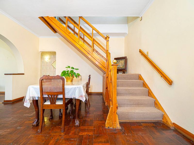 With Table Mountain in sight 5 bedroom,3.5  bathroom plus separate flat & Garage. - Photo 7