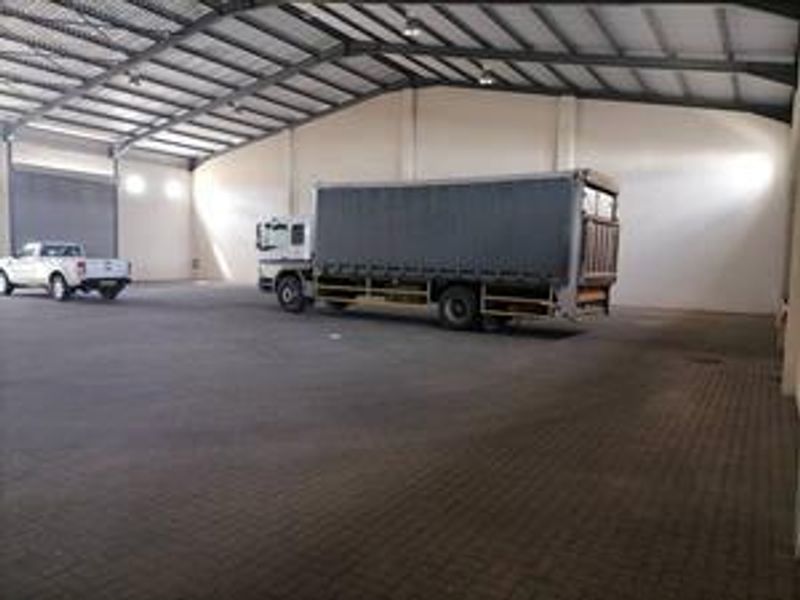 Warehouse to let - Photo 9