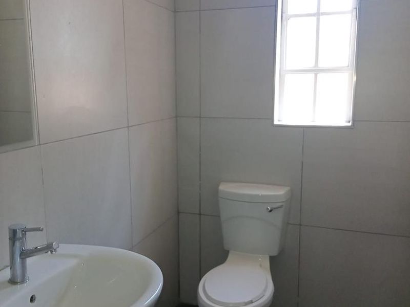 Newly Renovated Bachelor Flat! Prime Location! Walking distance to Beach! - Photo 8