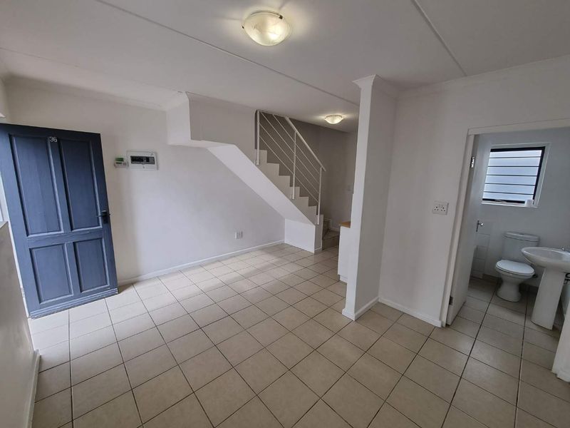 Unfurnished 2-Bedroom Duplex Apartment for Rent in Maitland - Photo 4