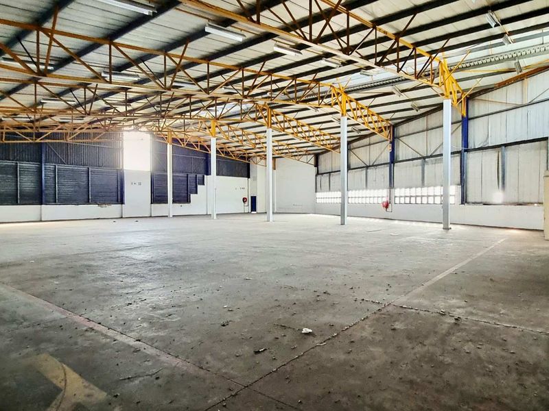 Redhill warehouse with 250 Amps power, offices and secure access. 1,616m2. Immediate occupation. Prime logistics corridor. - Photo 9