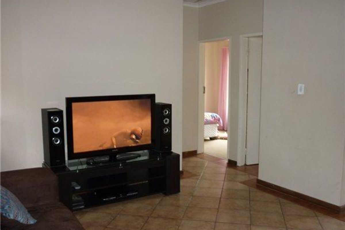 2 Bedroom top unit in Olympus A H - Photo 2