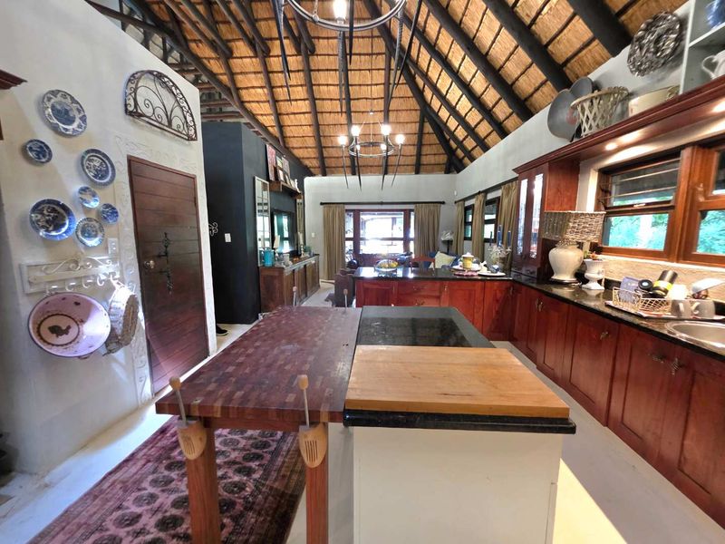 African-Lodge Lifestyle in Kloof Golf Course SRA – Unique, Luxurious and Exceptionally Well-Located - Photo 7