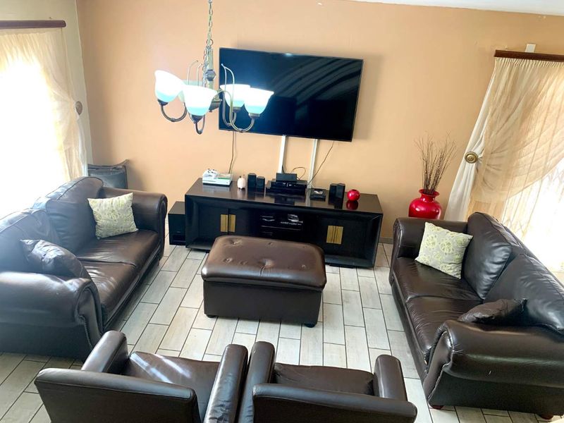 BEAUTIFUL HOUSE IN MANDELA VIEW - Photo 2