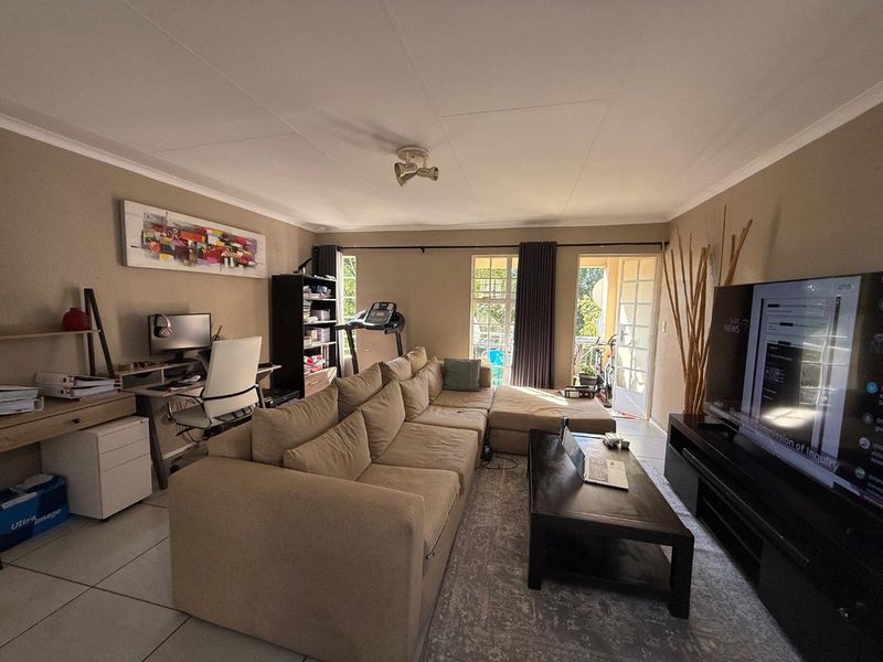 Neat & Spacious First-Floor Stack Unit – Ideal Lock-Up-and-Go Living - Photo 3