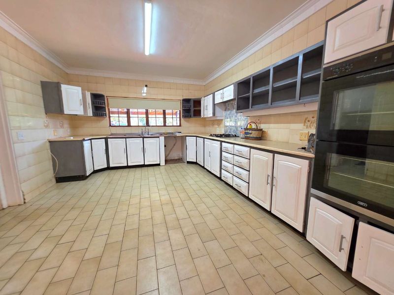 Prime Position Property + 2 Flatlets = Exceptional Value - Photo 10
